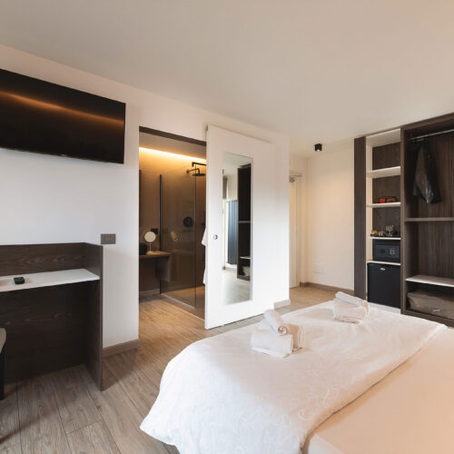 camera-superior-hotel-castel-mani-san-lorenzo-dorsino-white-bedroom